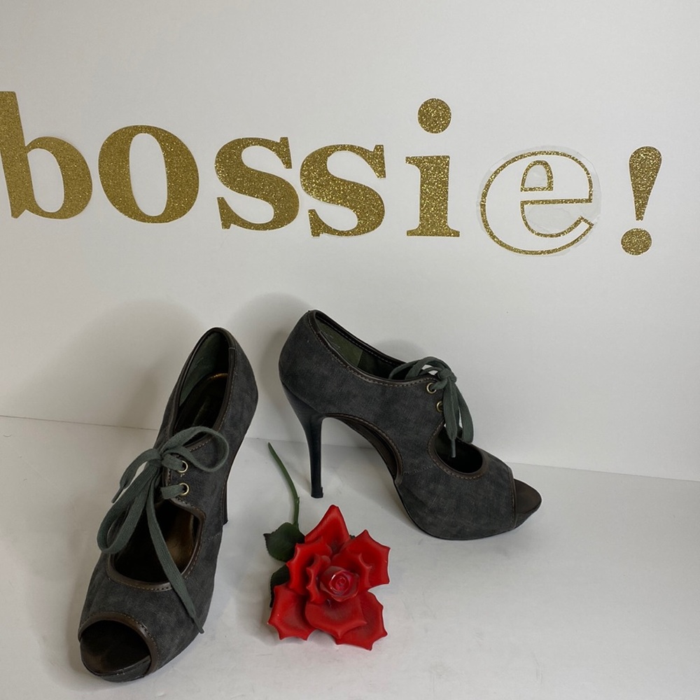 Beautiful Steve Madden heels w/wear on soles as in picture